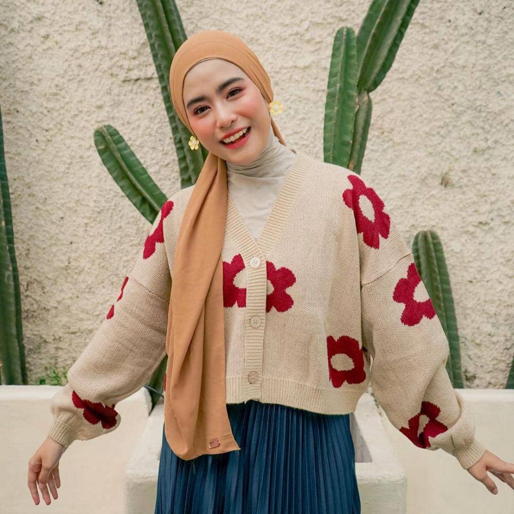 inspirasi hijab ala Azkia Akbar (instagram.com/azkiaakbarrr)