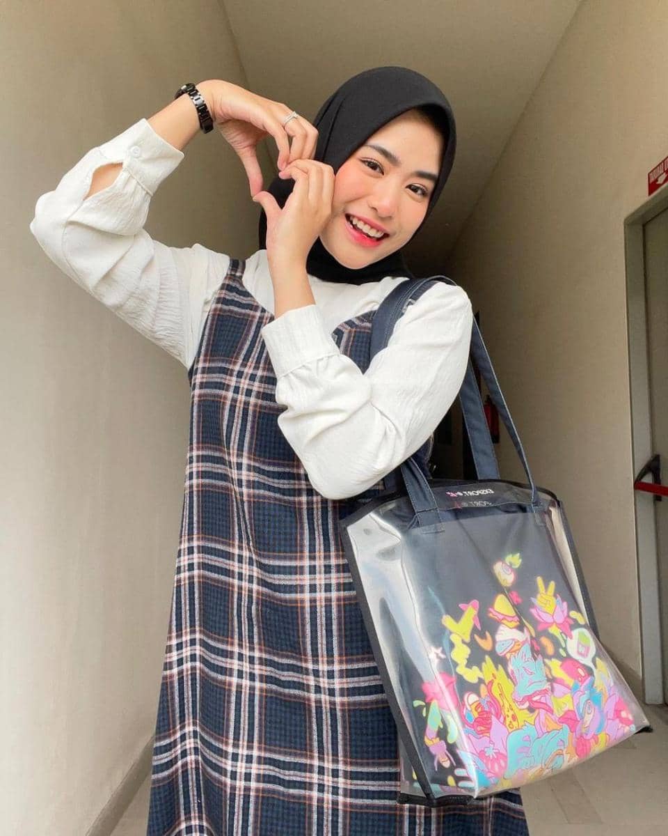 inspirasi hijab ala Azkia Akbar (instagram.com/azkiaakbarrr)