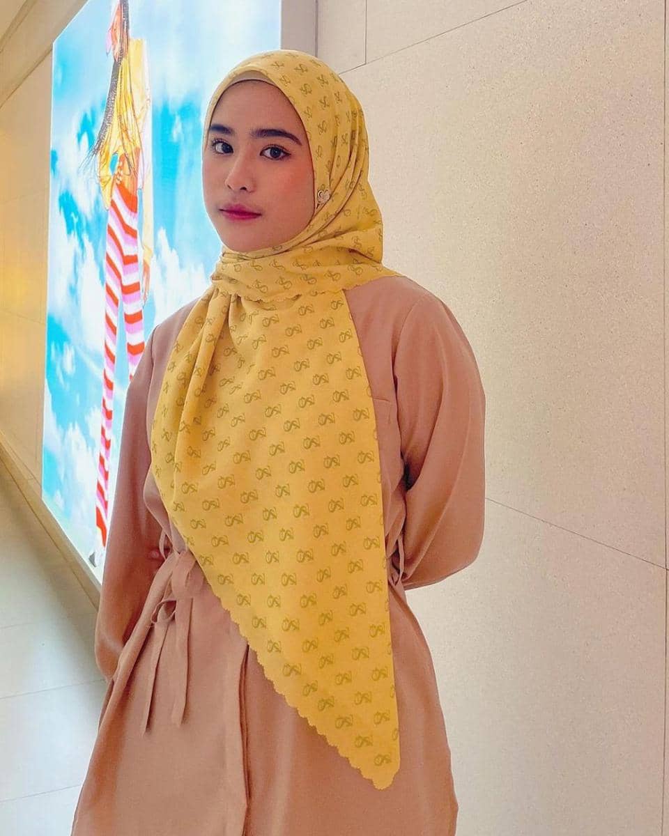 inspirasi hijab ala Azkia Akbar (instagram.com/azkiaakbarrr)