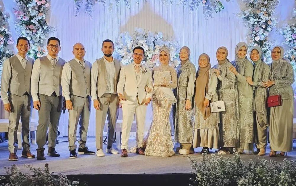9 Potret Groomsmen dan Bridesmaid di Nikahan Sahrul Gunawan dan Dine