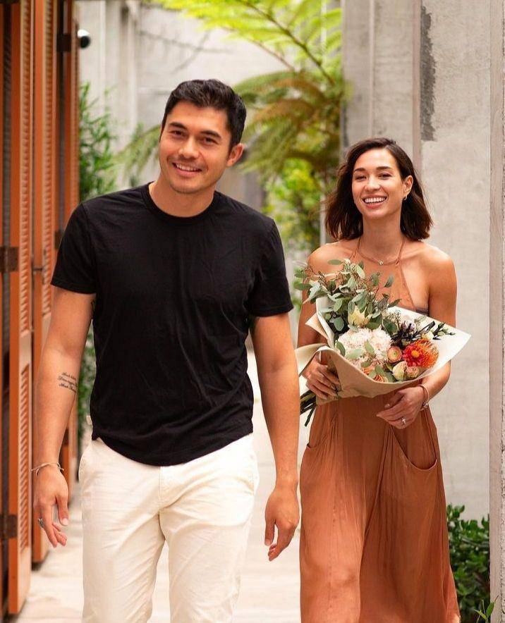 potret Henry Golding dan istri (instagram.com/livlogolding)