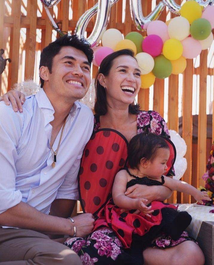 potret Henry Golding, istri, dan anaknya (instagram.com/henrygolding)