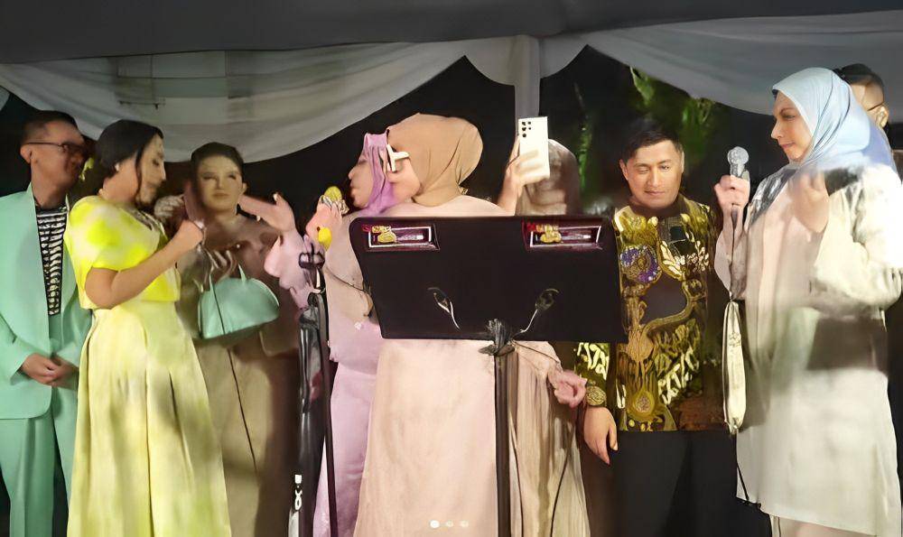 Potret Melly Goeslaw di pernikahan Sahrul Gunawan (instagram.com/melly_goeslaw)