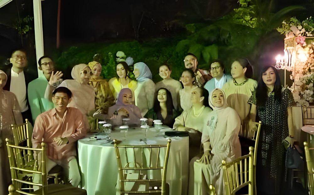 Potret Melly Goeslaw dan artis GAS di pernikahan Sahrul Gunawan (instagram.com/melly_goeslaw)