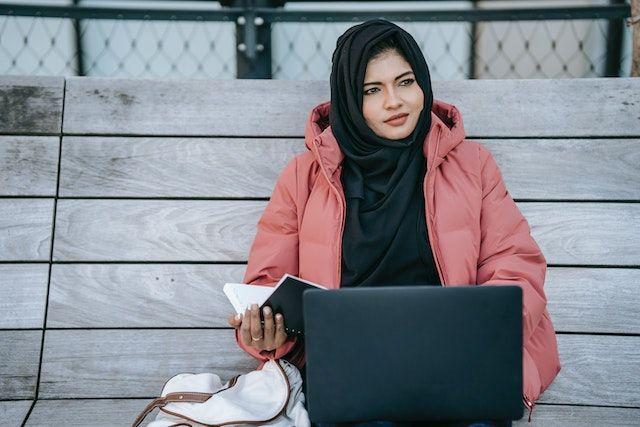 ilustrasi perempuan berhijab (pexels.com/Keira Burton)