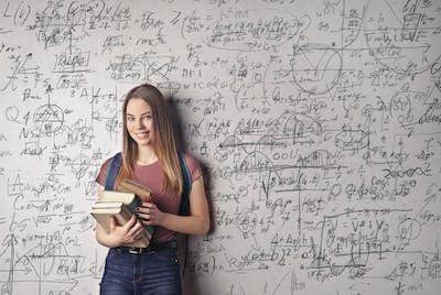 ilustrasi hitungan matematika (pexels.com/andreapiacquadio)