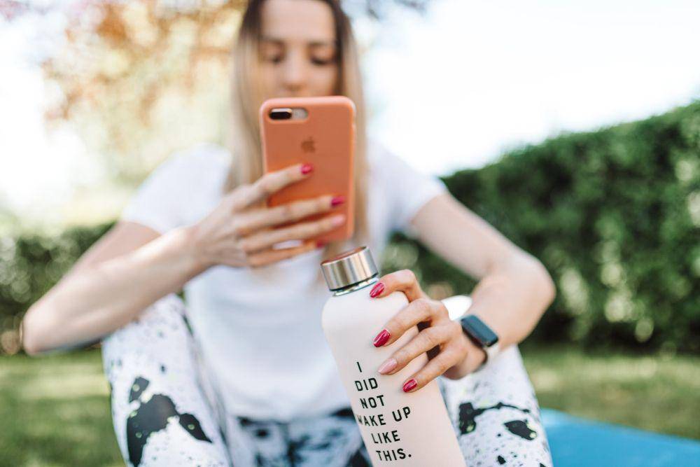 ilustrasi menggunakan gadget (pexels.com/Karolina Grabowska)