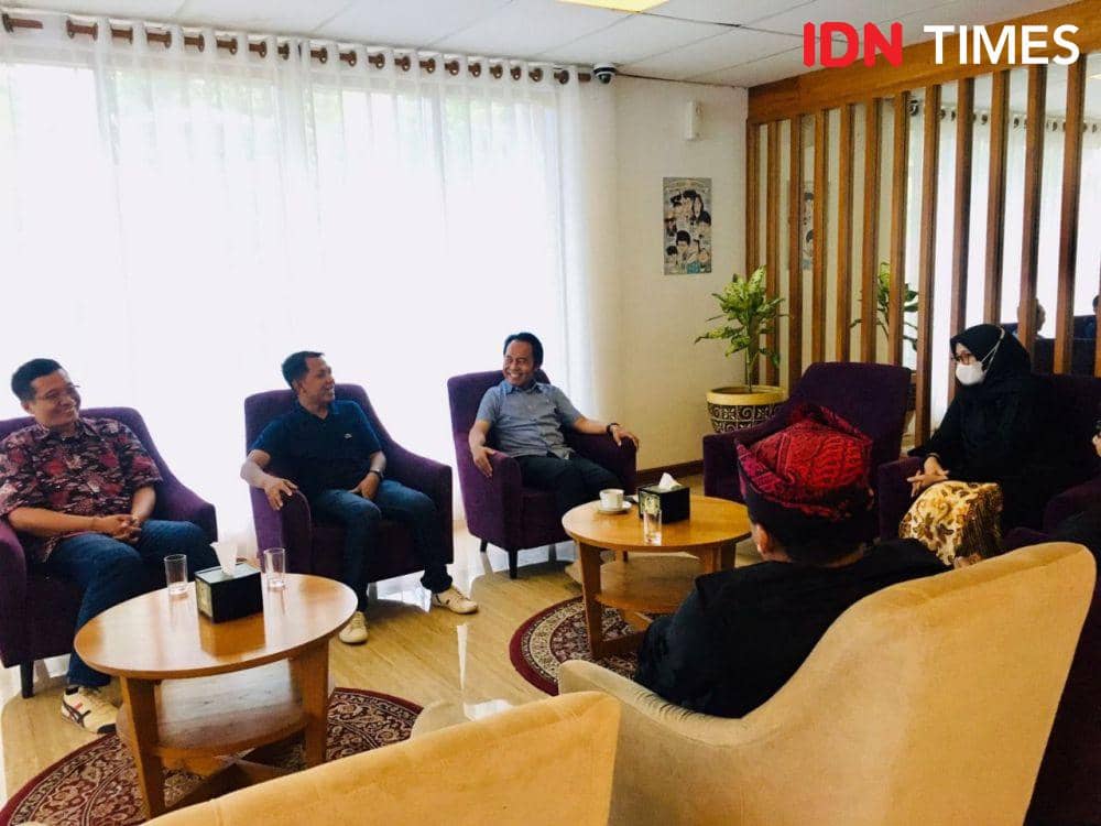 Panitia ArtOs Nusantara disambut Bupati Banyuwangi Ipuk Fiestiandani. (FOTO: IDN Times/ Agung Sedana)