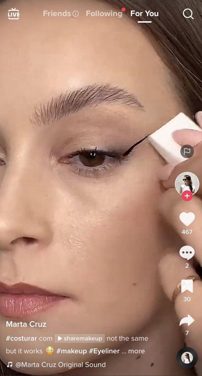 eyeliner hacks menggunakan makeup sponges (tiktok.com/Marta Cruz)