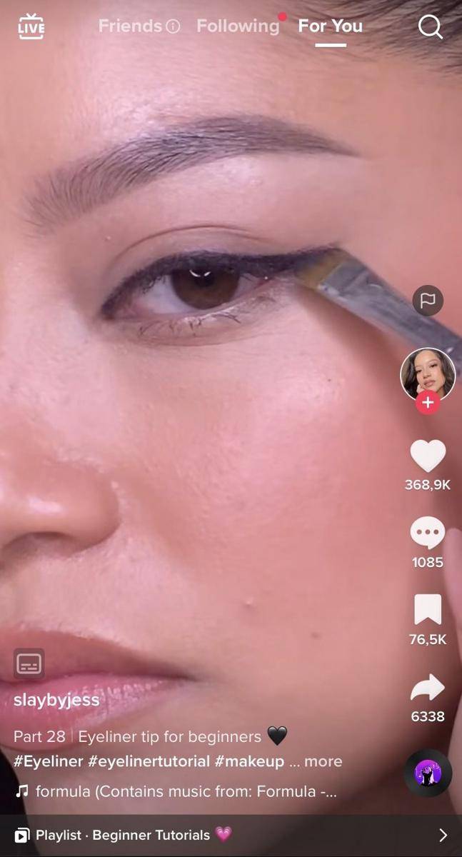 eyeliner hacks menggunakan small angled brush (tiktok.com/slaybyjess)