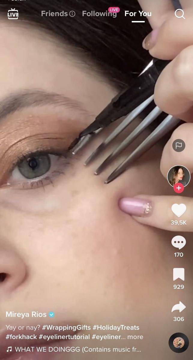 eyeliner hacks menggunakan garpu (tiktok.com/Mireya Rios)