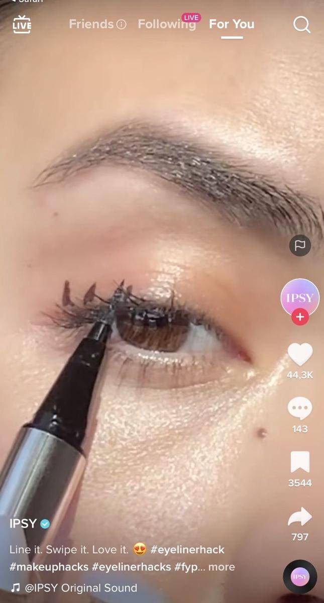 eyeliner hacks menggunakan tiga garis (tiktok.com/IPSY)