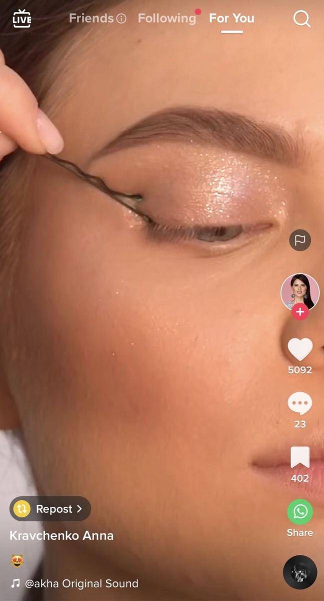 eyeliner hacks menggunakan jepit rambut (tiktok.com/Kravchenko Anna)