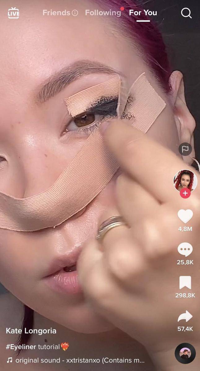 eyeliner hacks menggunakan pita (tiktok.com/Kate Longoria)