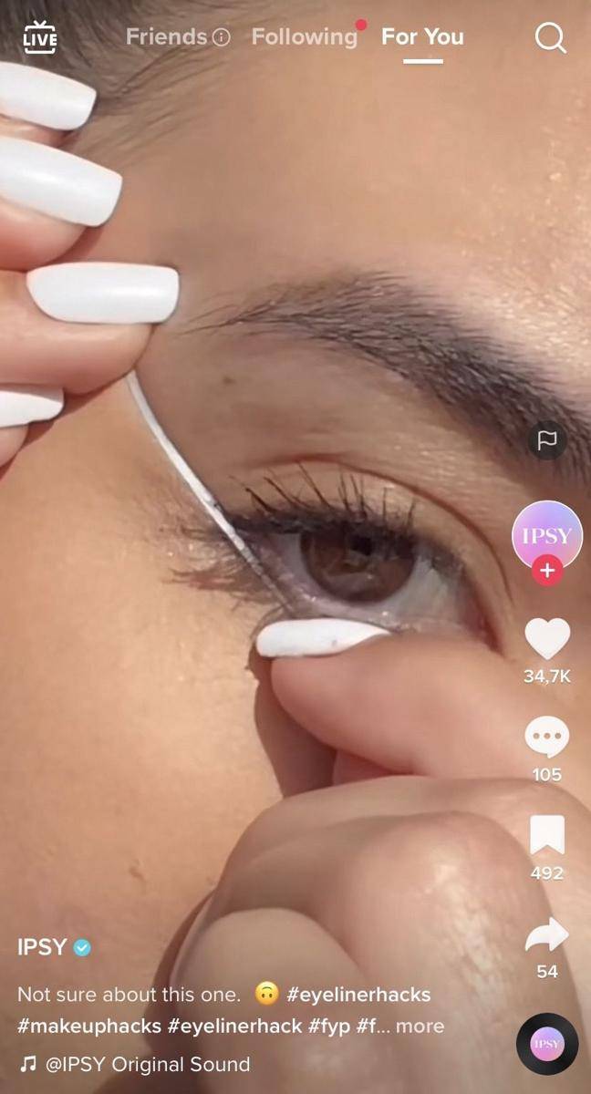 eyeliner hacks menggunakan benang gigi (tiktok.com/IPSY)