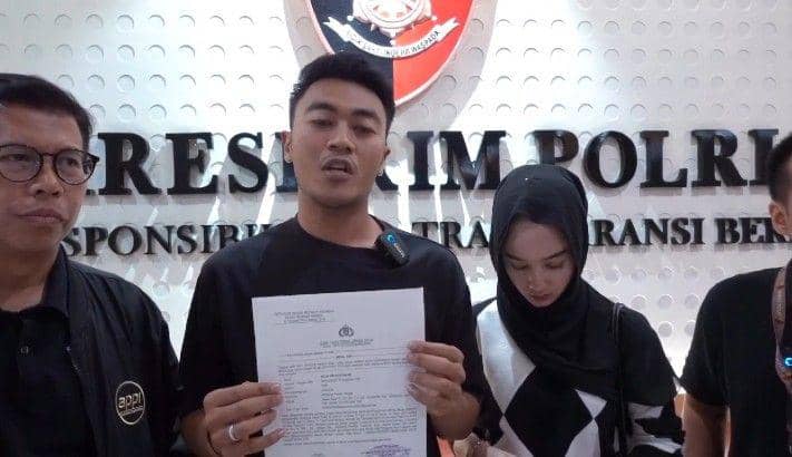 Rizky Dwi menunjukkan berkas laporan di Bareskrim Mabes Polri. (IDN Times/Rizal Adhi Pratama)