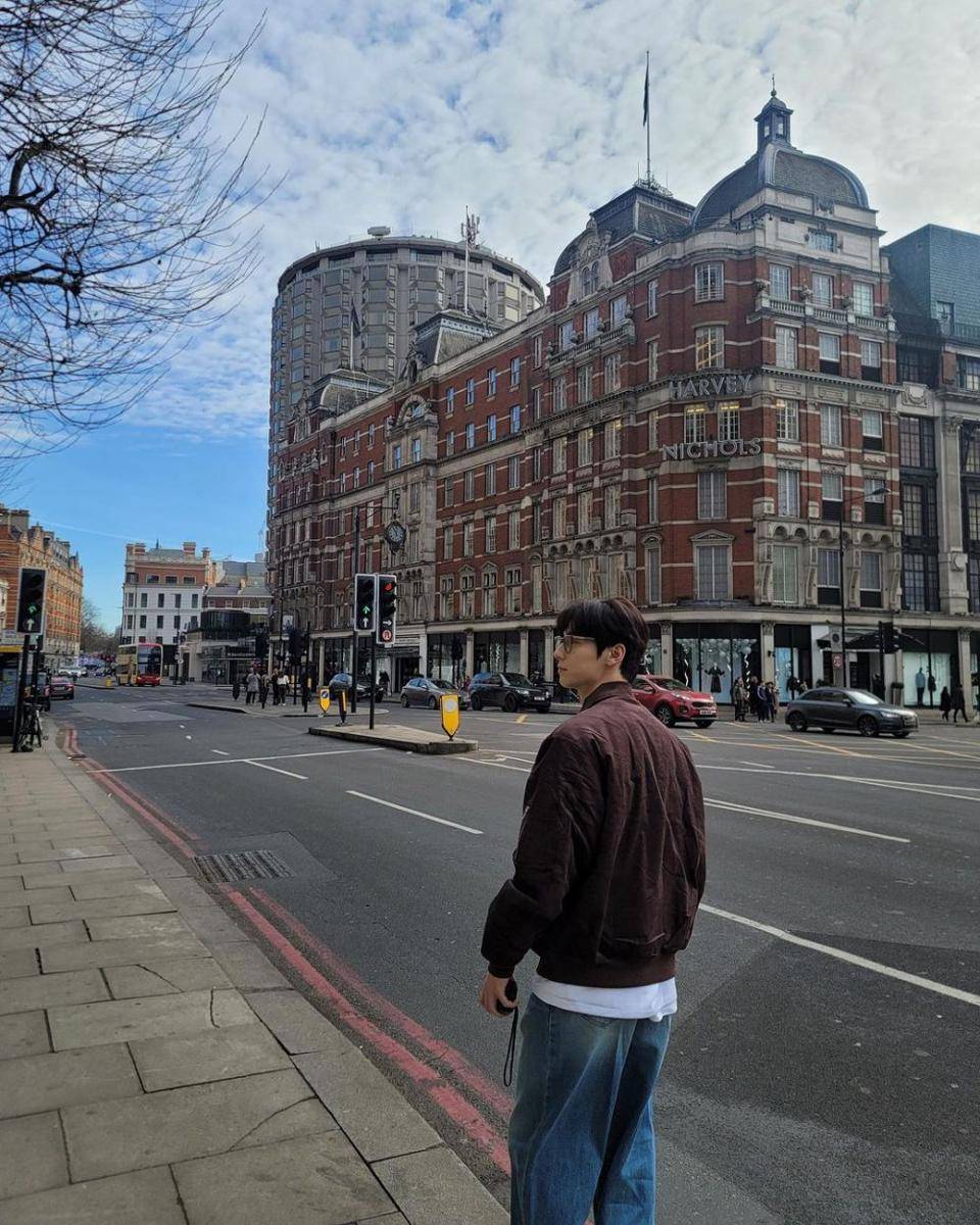 Potret liburan Hwang Min Hyun di Inggris (instagram.com/optimushwang)