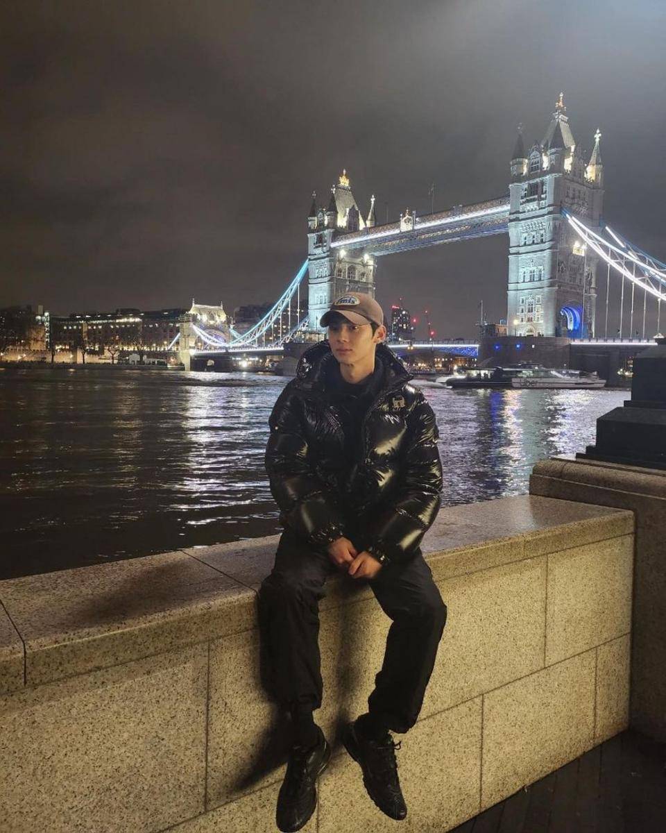 Potret liburan Hwang Min Hyun di Inggris (instagram.com/optimushwang)