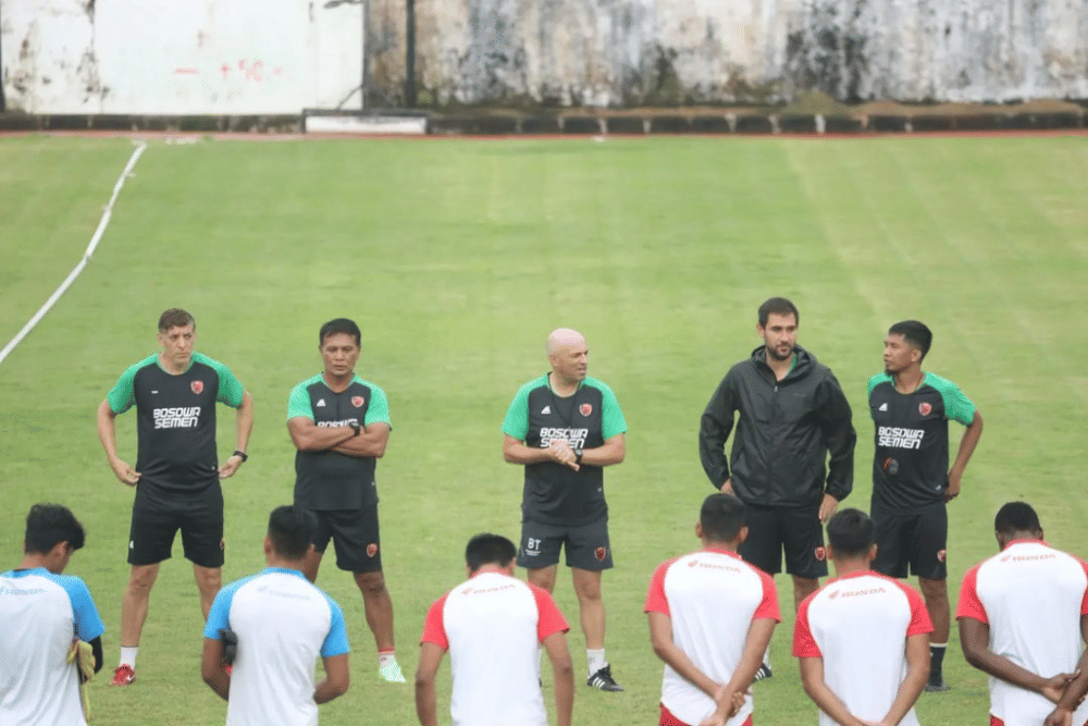 Para staf pelatih PSM Makassar dalam sesi latihan di Stadion Kalegowa Pallangga, Februari 2023. (Instagram.com/ahmadamiruddin6310)