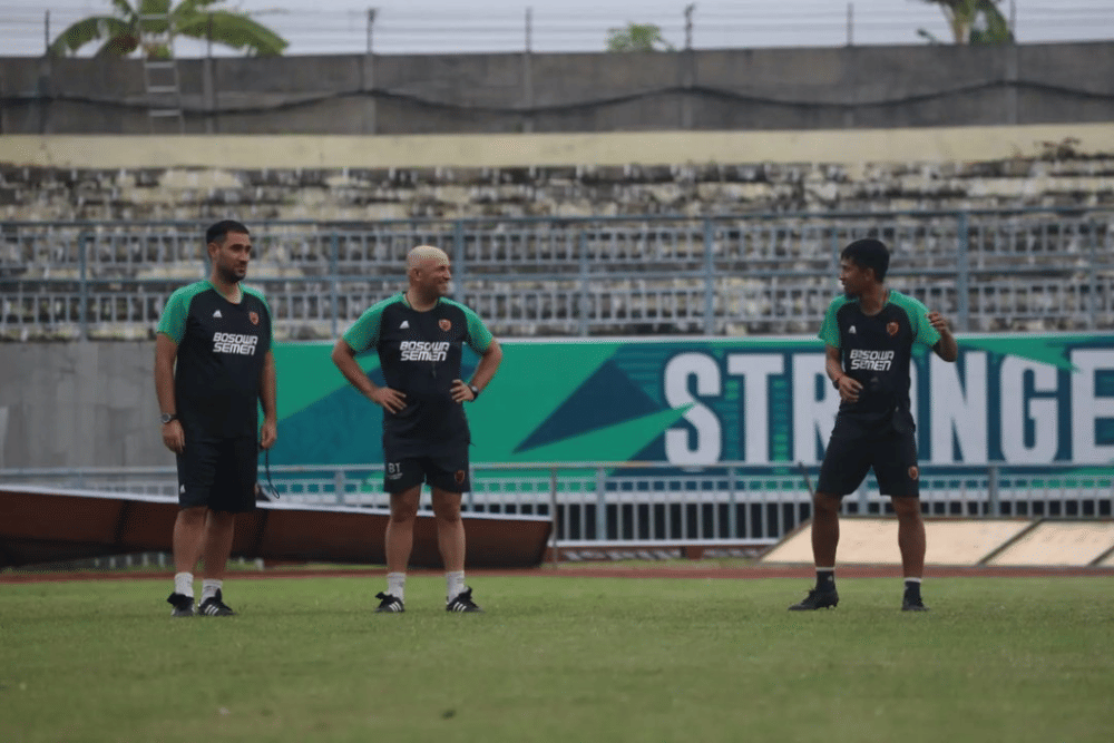Para staf pelatih PSM Makassar dalam sesi latihan di Stadion Gelora Joko Samudro Gresik, Februari 2023. (Instagram.com/ahmadamiruddin6310)