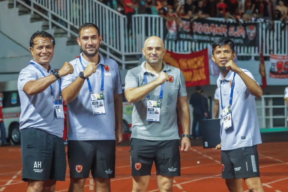 Para staf pelatih PSM Makassar berpose selepas laga Liga 1 2022-23 di Stadion Pakansari Cibinong Kab. Bogor. (Instagram.com/ahmadamiruddin6310)