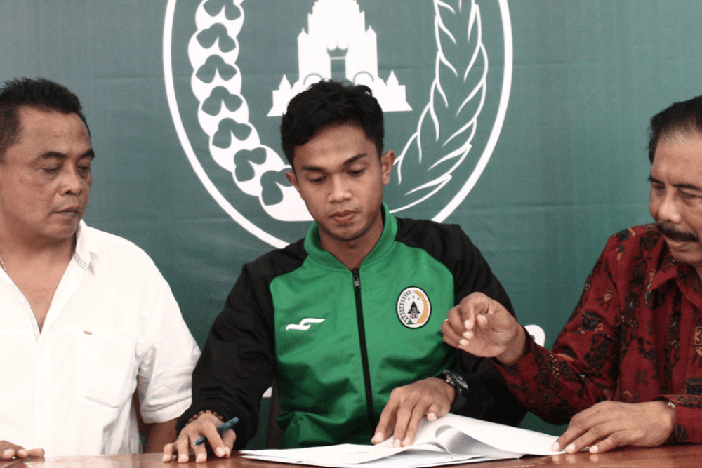 Achmad Hisyam Tolle (tengah) saat menandatangani kontrak bersama PSS Sleman jelang Liga 1 2018. (Twitter.com/PSSleman)