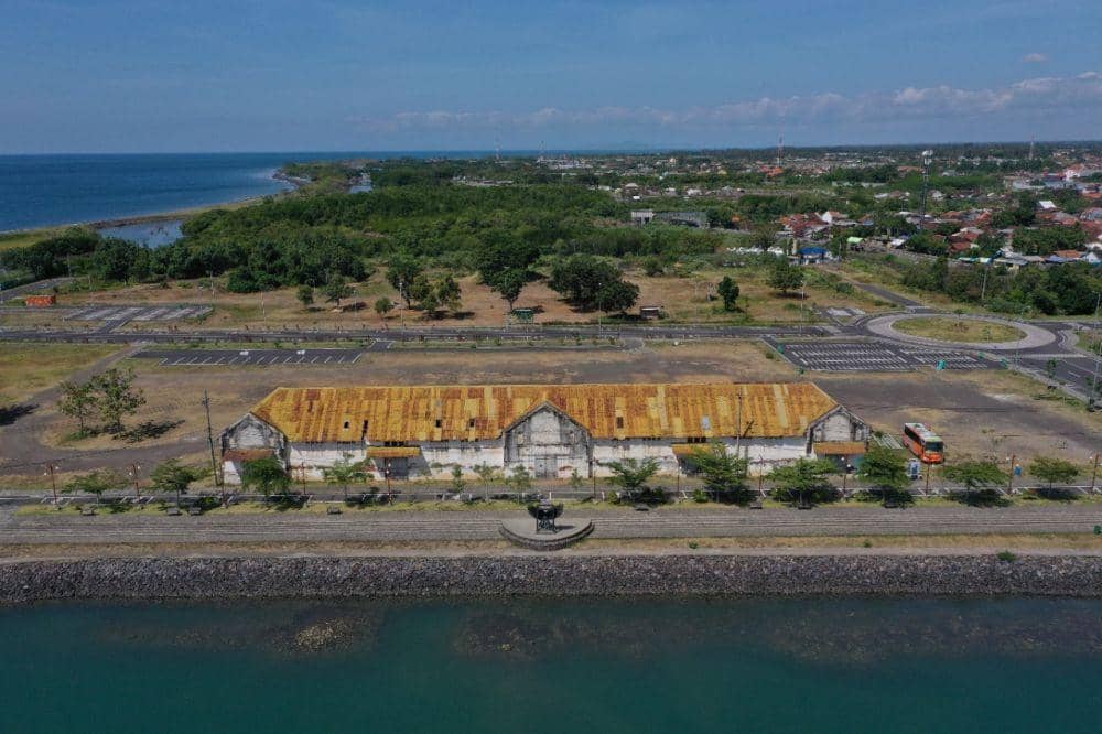 Gedung Tua di pantai Marina Boom Banyuwangi. (FOTO: dokumentasi Gen Art)