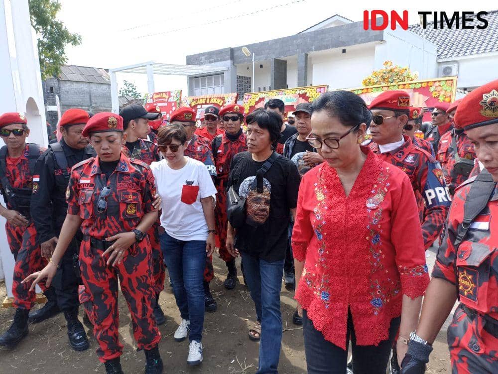 Adian Napitupulu (kaos hitam) dalam Deklarasi Relawan MEGA (Menangkan Ganjar) di Sidoagung, Godean, Sleman, Minggu (7/5/2023). (IDN Times/Herlambang Jati Kusumo)