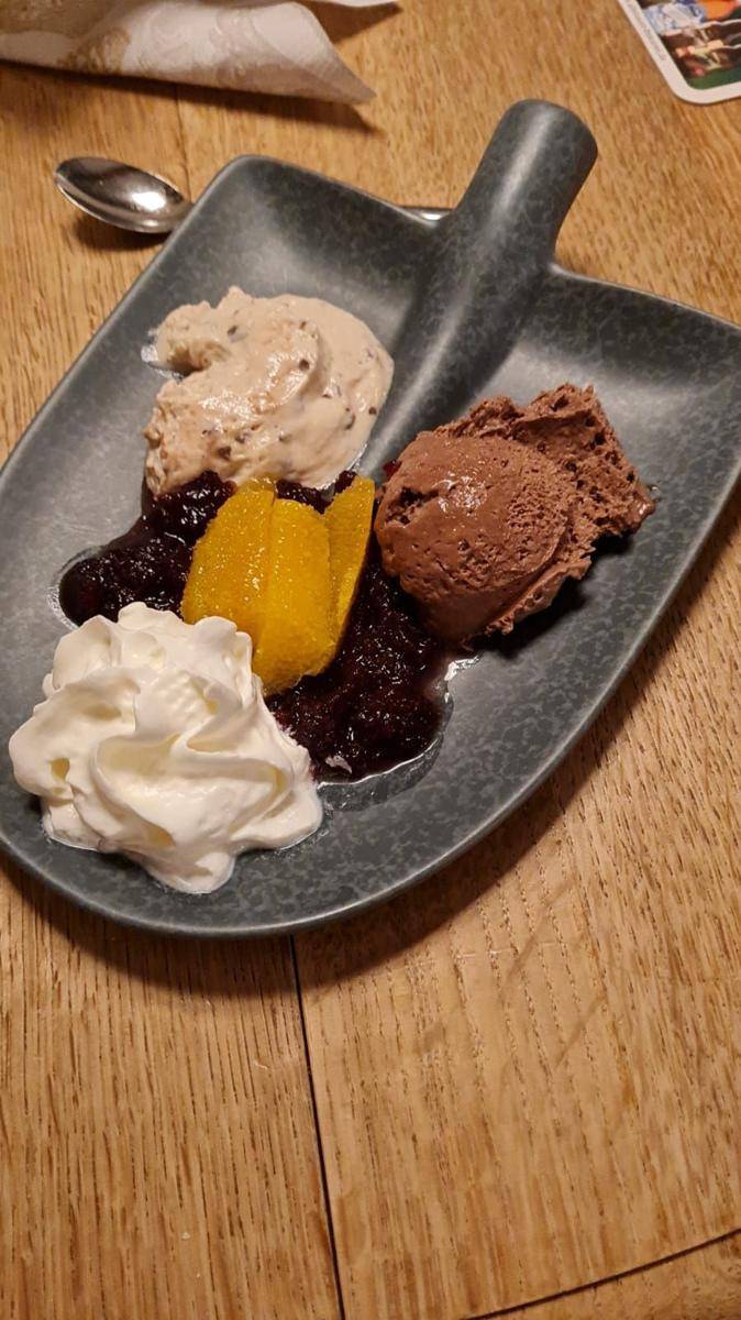 potret makanan disajikan di atas sekop (reddit.com/user/Ap0logize)