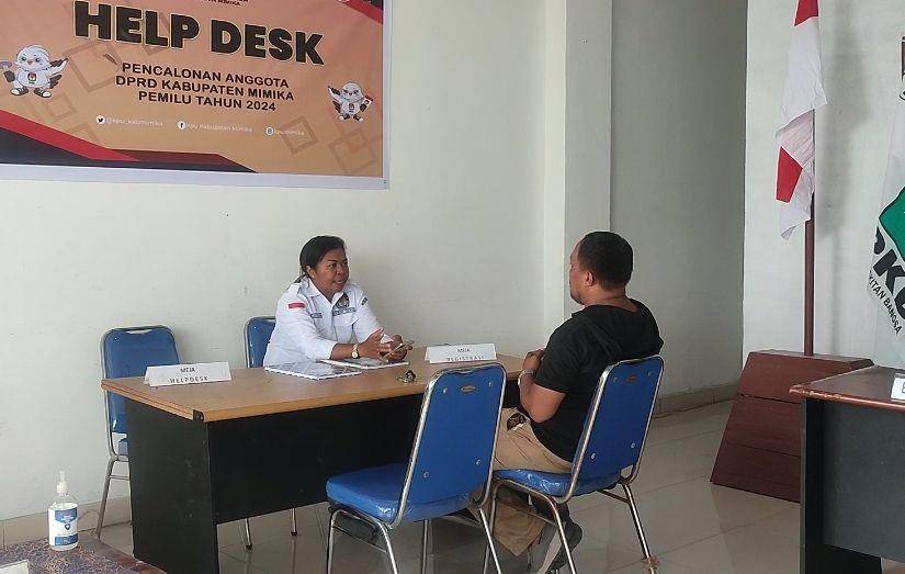Salah satu bakal calon legislatif dari PPP berkonsultasi dengan Koordinator Divisi Teknis Penyelenggara KPU Mimika, Elisabeth Rahawarin. (IDN Times/Endy Langobelen)