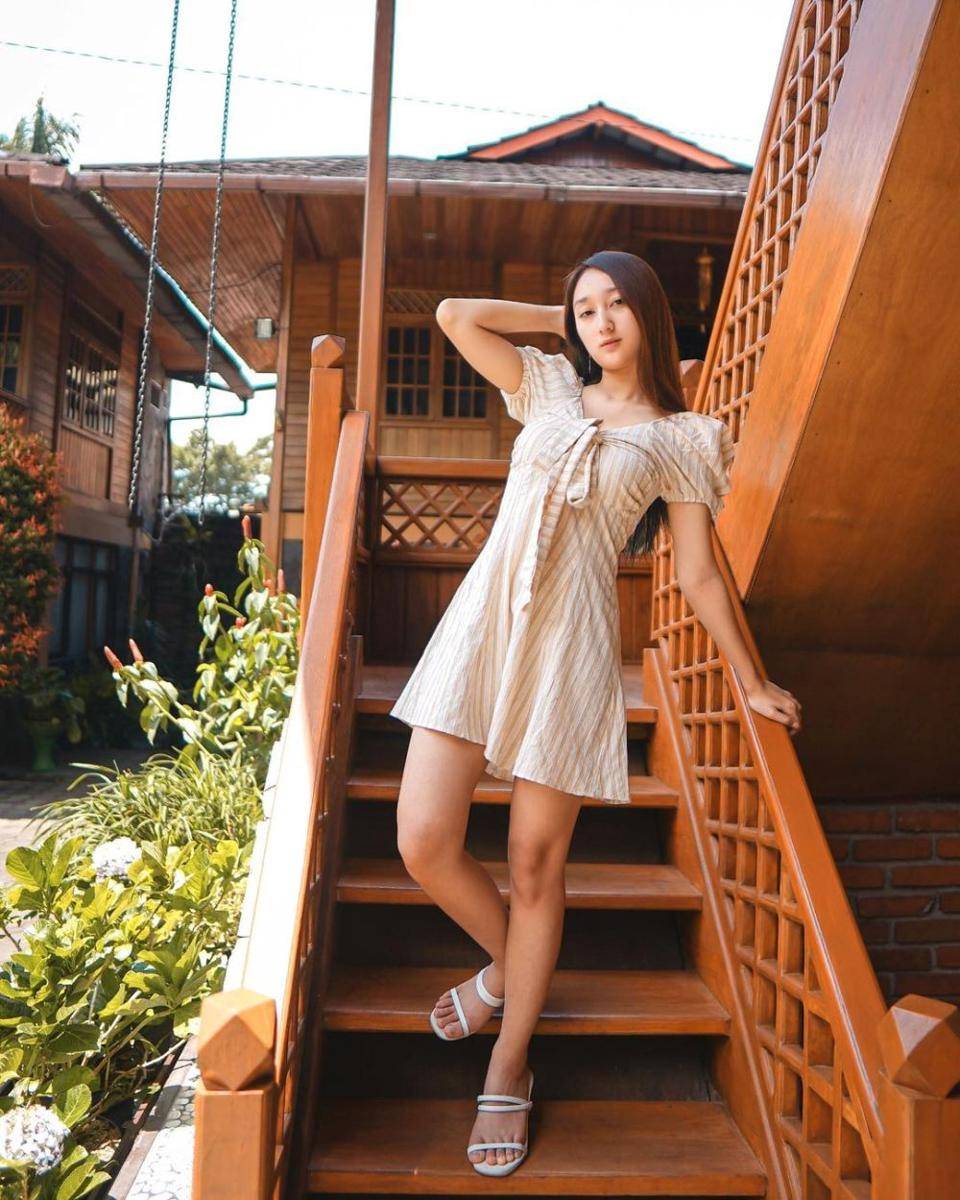 inspirasi outfit liburan ala artis jebolan IMB (instagram.com/sandrinamazayya)