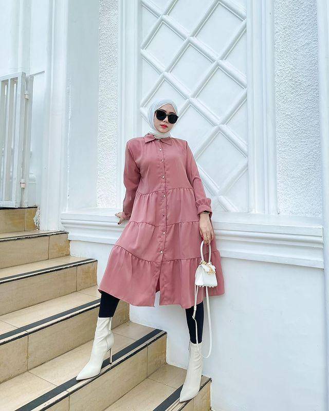 Yolla Anggita dan padu padan tuniknya (instagram.com/yollaanggitaaa)