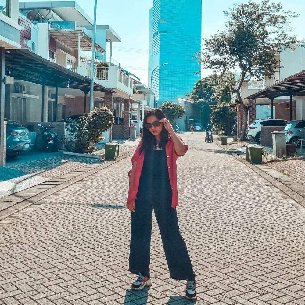 inspirasi outfit liburan ala artis jebolan IMB (instagram.com/iamputriayu)