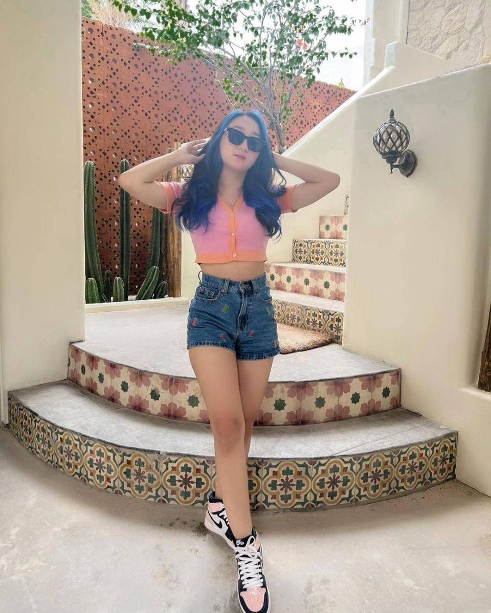 inspirasi outfit liburan ala artis jebolan IMB (instagram.com/sandrinamazayya)