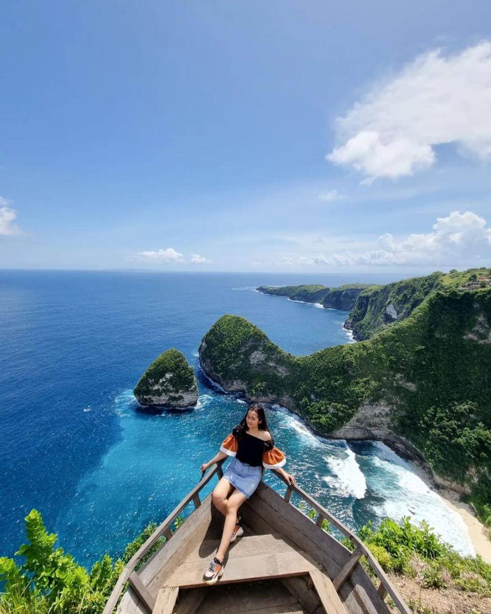 inspirasi outfit liburan ala artis jebolan IMB (instagram.com/iamputriayu)