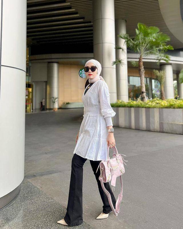 Yolla Anggita dan padu padan tuniknya (instagram.com/yollaanggitaaa)