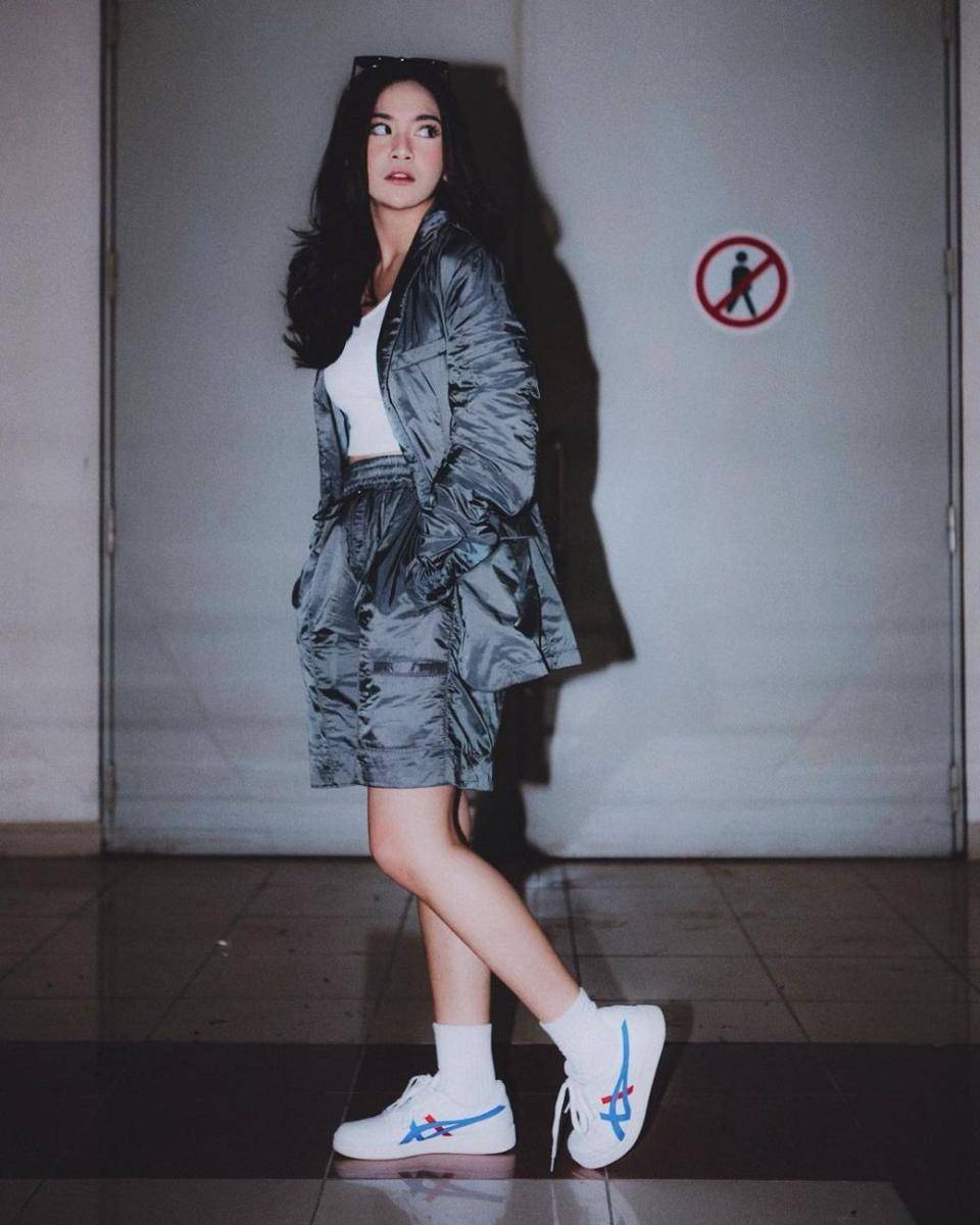 Mix and match outfit kasual ala Mahalini (instagram.com/mahaliniraharja)