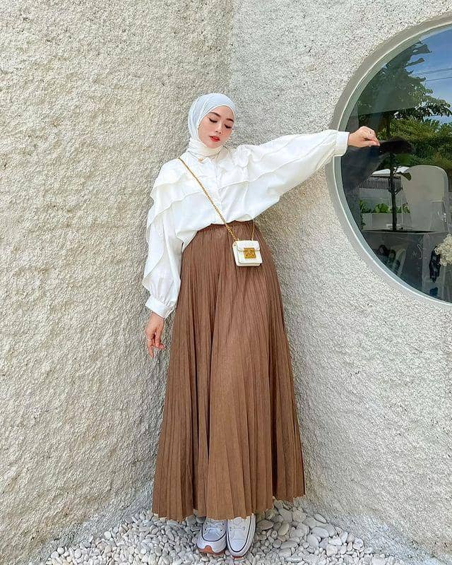 Yolla Anggita dan padu padan roknya (instagram.com/yollaanggitaaa)