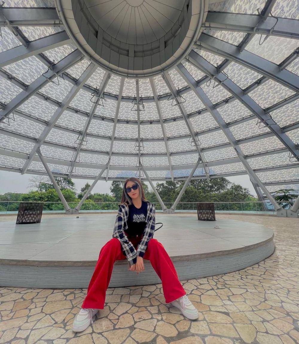 inspirasi outfit liburan ala artis jebolan IMB (instagram.com/sandrinamazayya)
