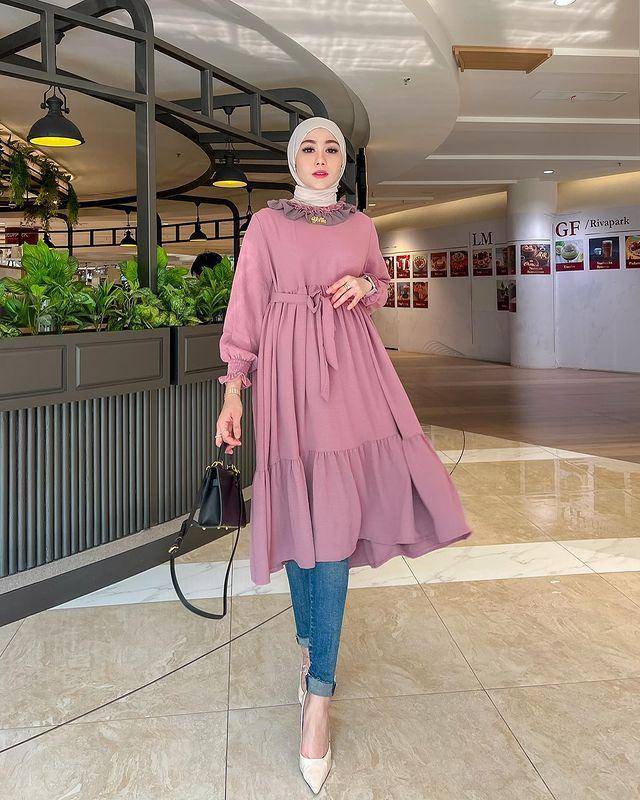 Yolla Anggita dan padu padan tuniknya (instagram.com/yollaanggitaaa)