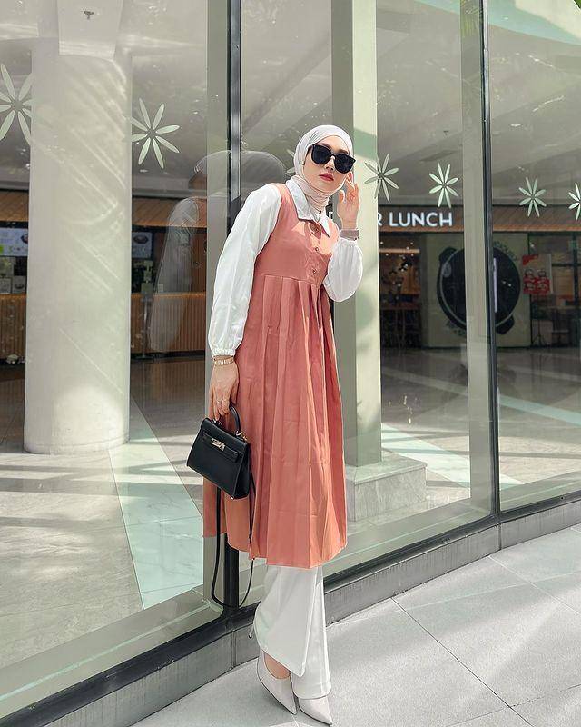 Yolla Anggita dan padu padan tuniknya (instagram.com/yollaanggitaaa)