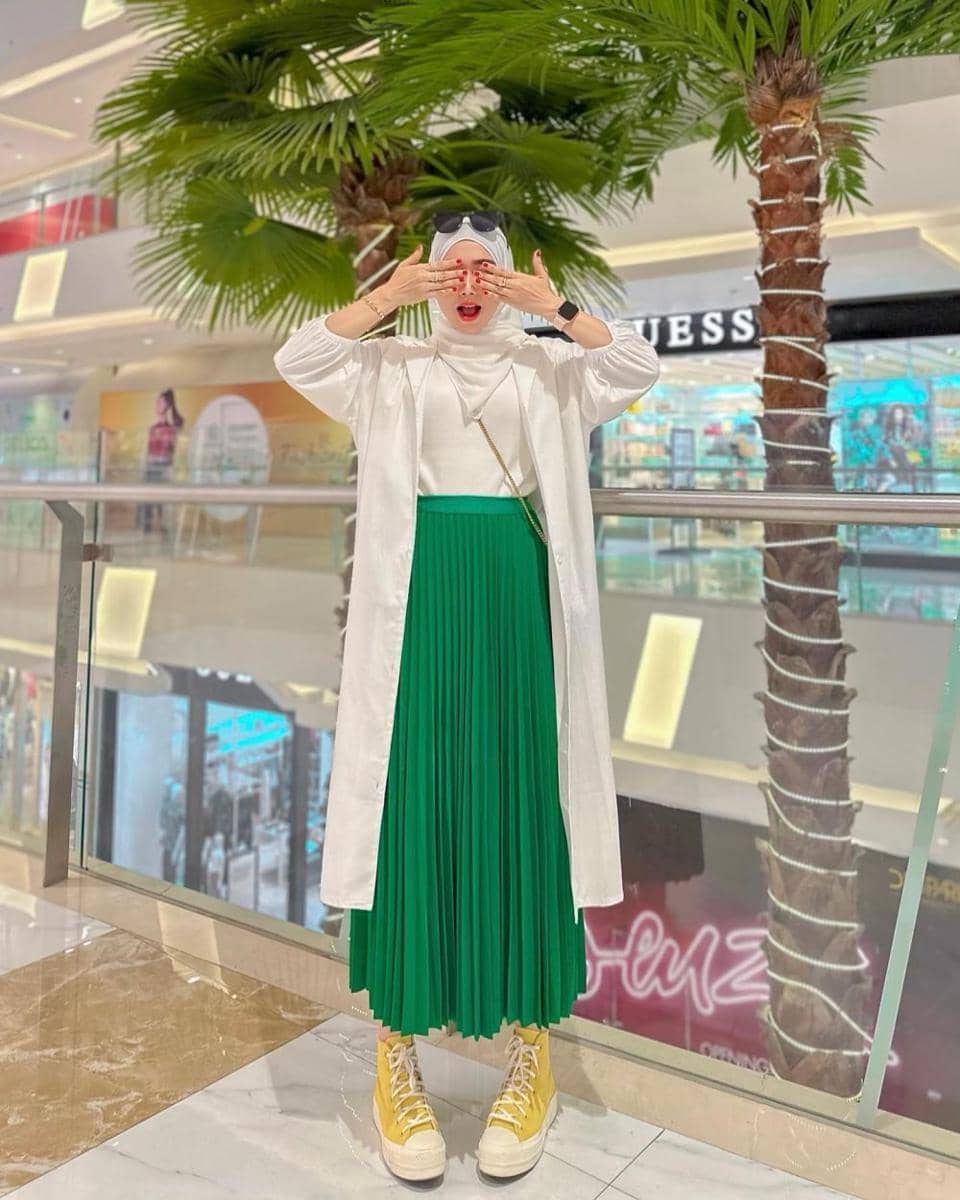 Yolla Anggita dan padu padan roknya (instagram.com/yollaanggitaaa)