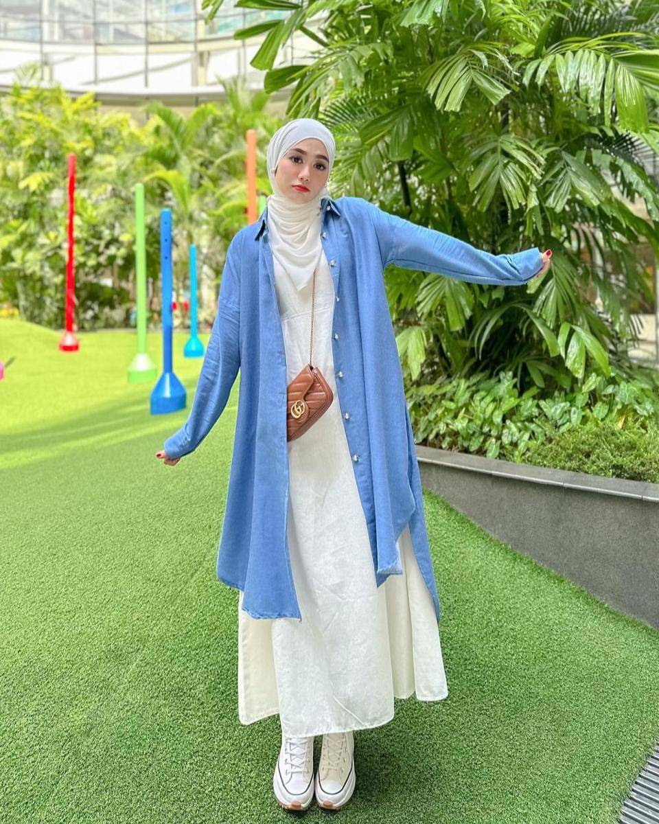 Yolla Anggita dan padu padan tuniknya (instagram.com/yollaanggitaaa)