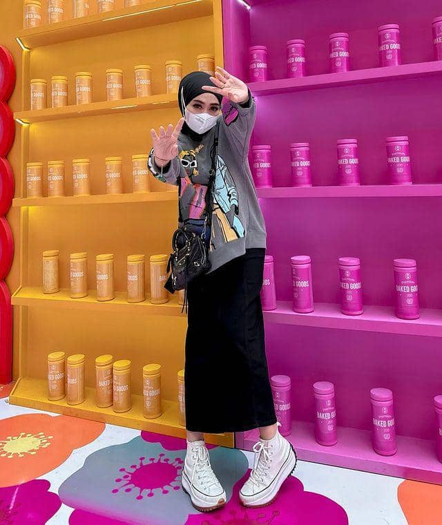 Yolla Anggita dan padu padan roknya (instagram.com/yollaanggitaaa)