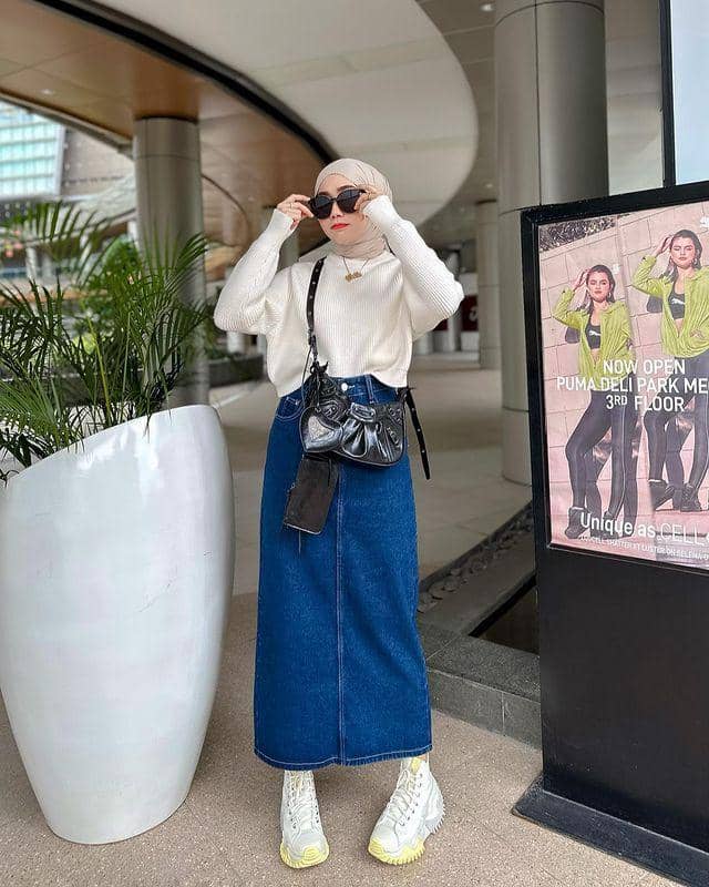 Yolla Anggita dan padu padan roknya (instagram.com/yollaanggitaaa)