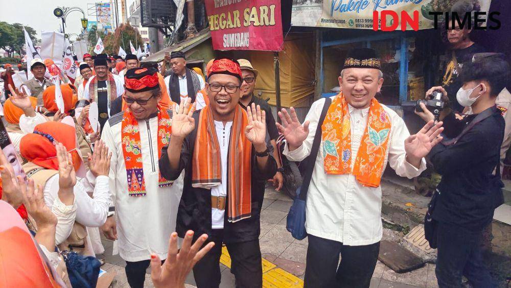 Ketua DPD PKS Kota Depok, Imam Budi Hartono saat mengantarkan Bacaleg ke KPUD Kota Depok di Jalan Raya Margonda, Kecamatan Beji, Kota Depok. (IDNTimes/Dicky)