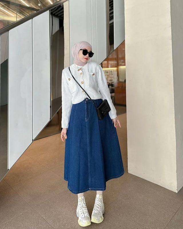 Yolla Anggita dan padu padan roknya (instagram.com/yollaanggitaaa)