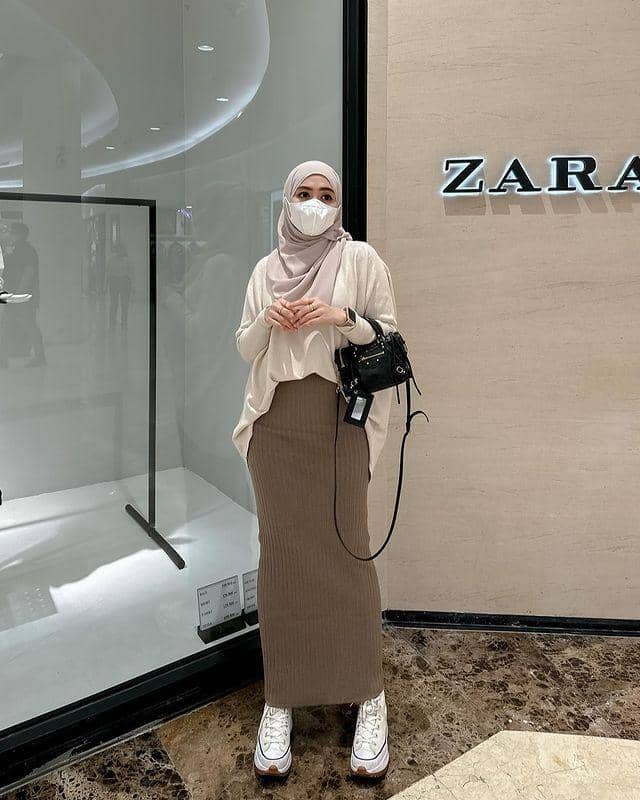 Yolla Anggita dan padu padan roknya (instagram.com/yollaanggitaaa)