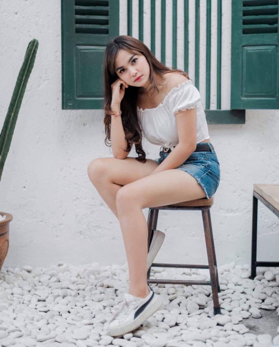 Mix and match outfit kasual ala Mahalini (instagram.com/mahaliniraharja)