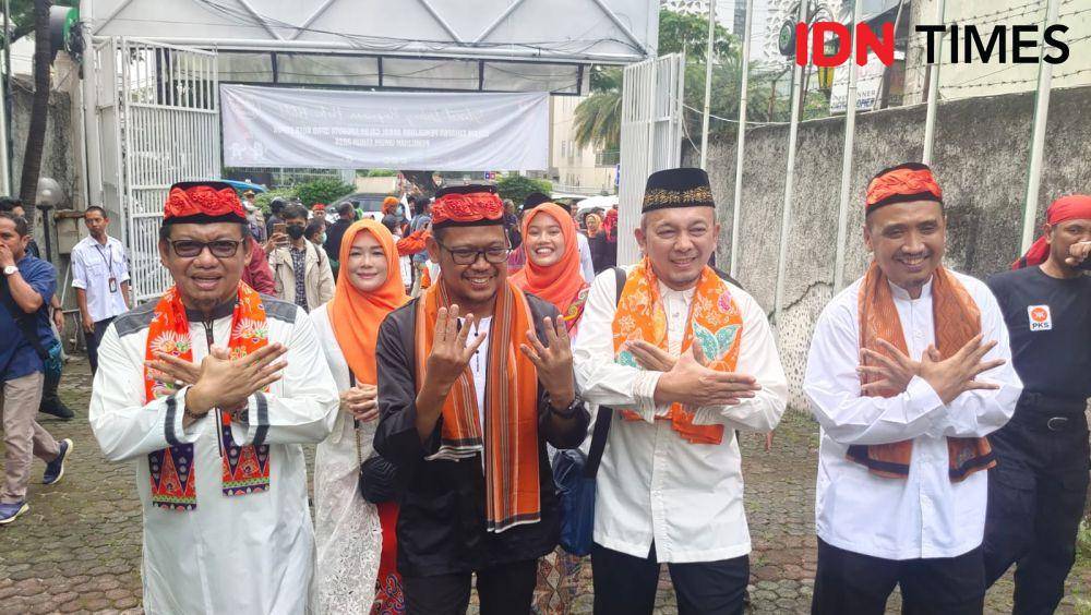 Ketua DPD PKS Kota Depok, Imam Budi Hartono saat mengantarkan Bacaleg ke KPUD Kota Depok di Jalan Raya Margonda, Kecamatan Beji, Kota Depok. (IDNTimes/Dicky)